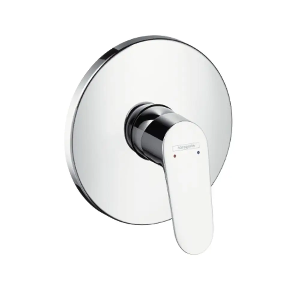 Einhebel-Brausemischer in Chrom von Hansgrohe, montiert auf einer runden Wandplatte. Der Hebel zeigt Anzeichen für Warm- und Kaltwasser-Bedienung.